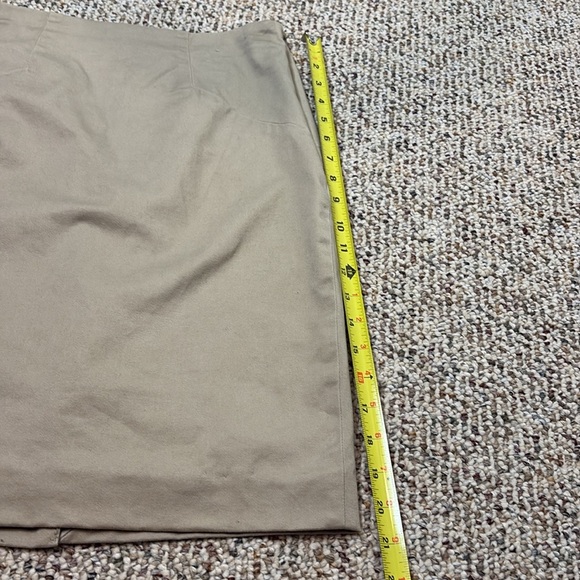 The Limited Classic Tan Women's Skirt. Size 2 - Picture 10 of 11